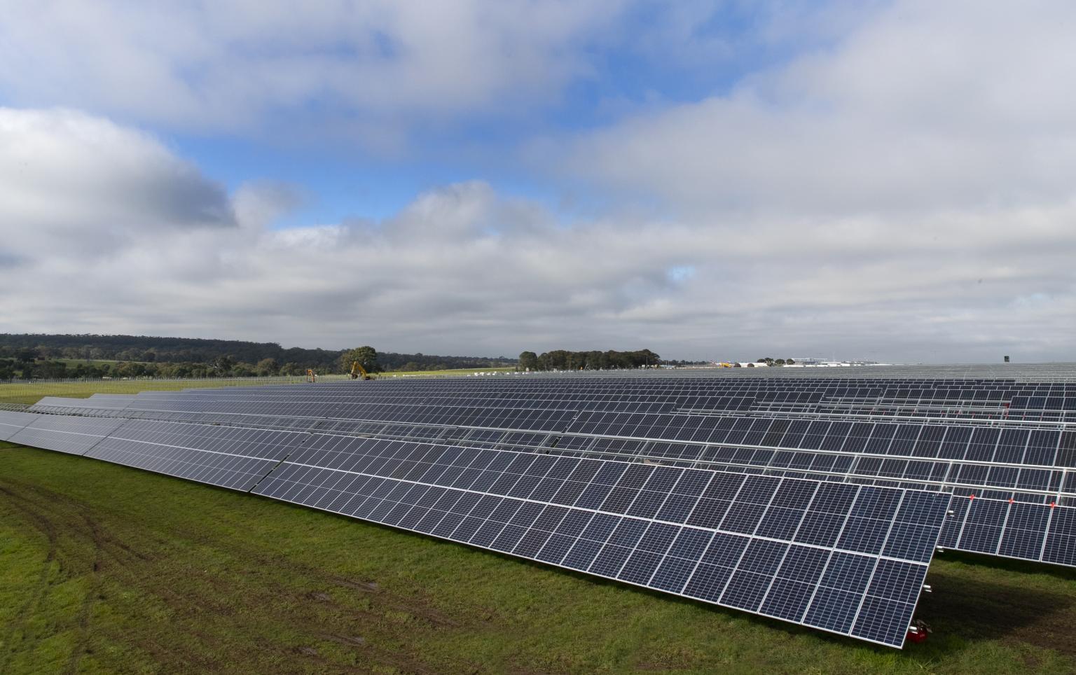 Grid tie solar power system maintenance method-check the connection of wires and grounding between equipment